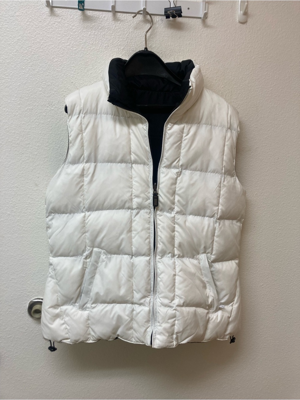 SILVER RIDER White and Black Reversible Puffer Vest (XL)